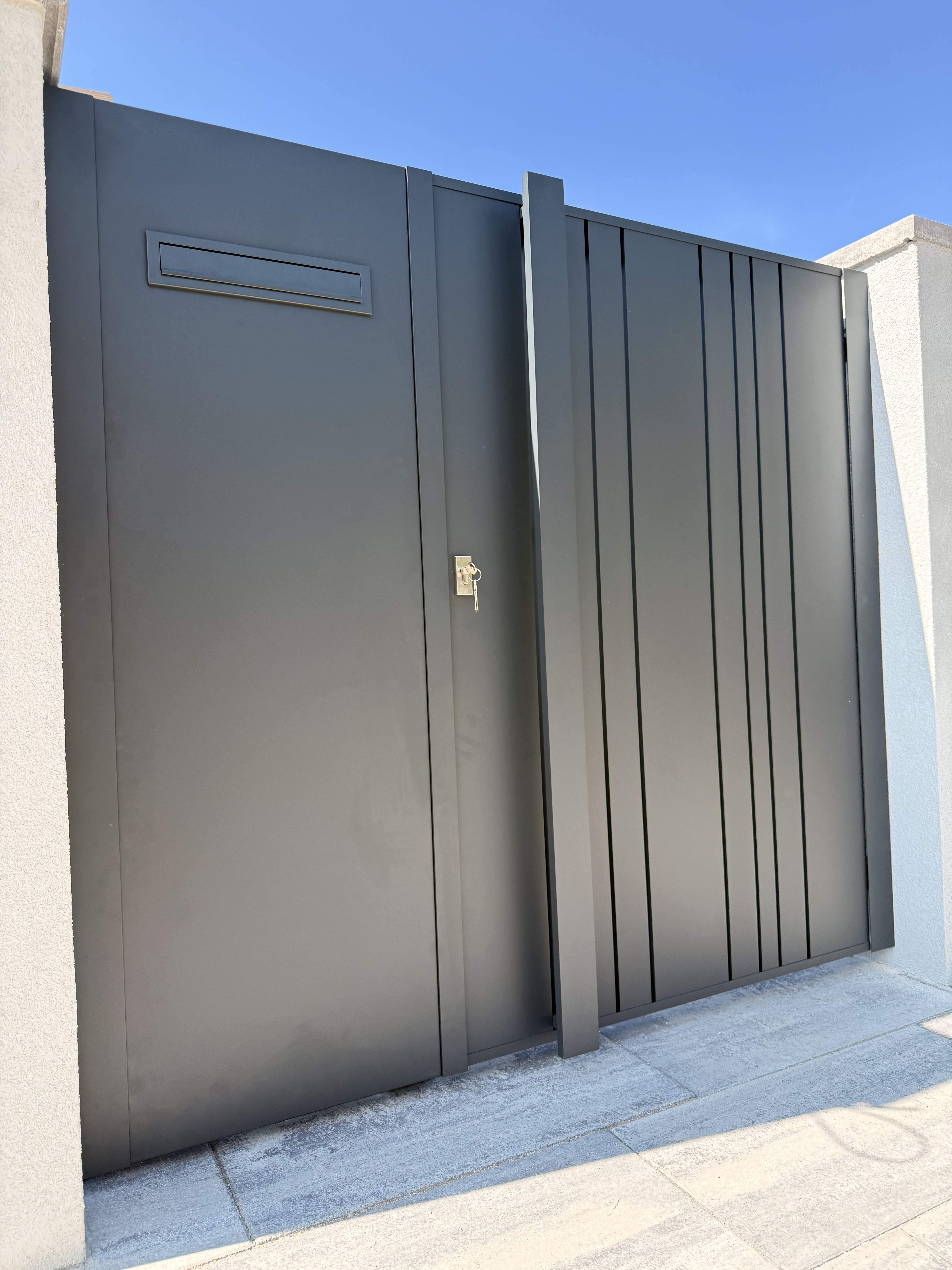 Hliníková vstupná bránička s hliníkovým pevným panelom v Šuranoch okres Nové Zámky