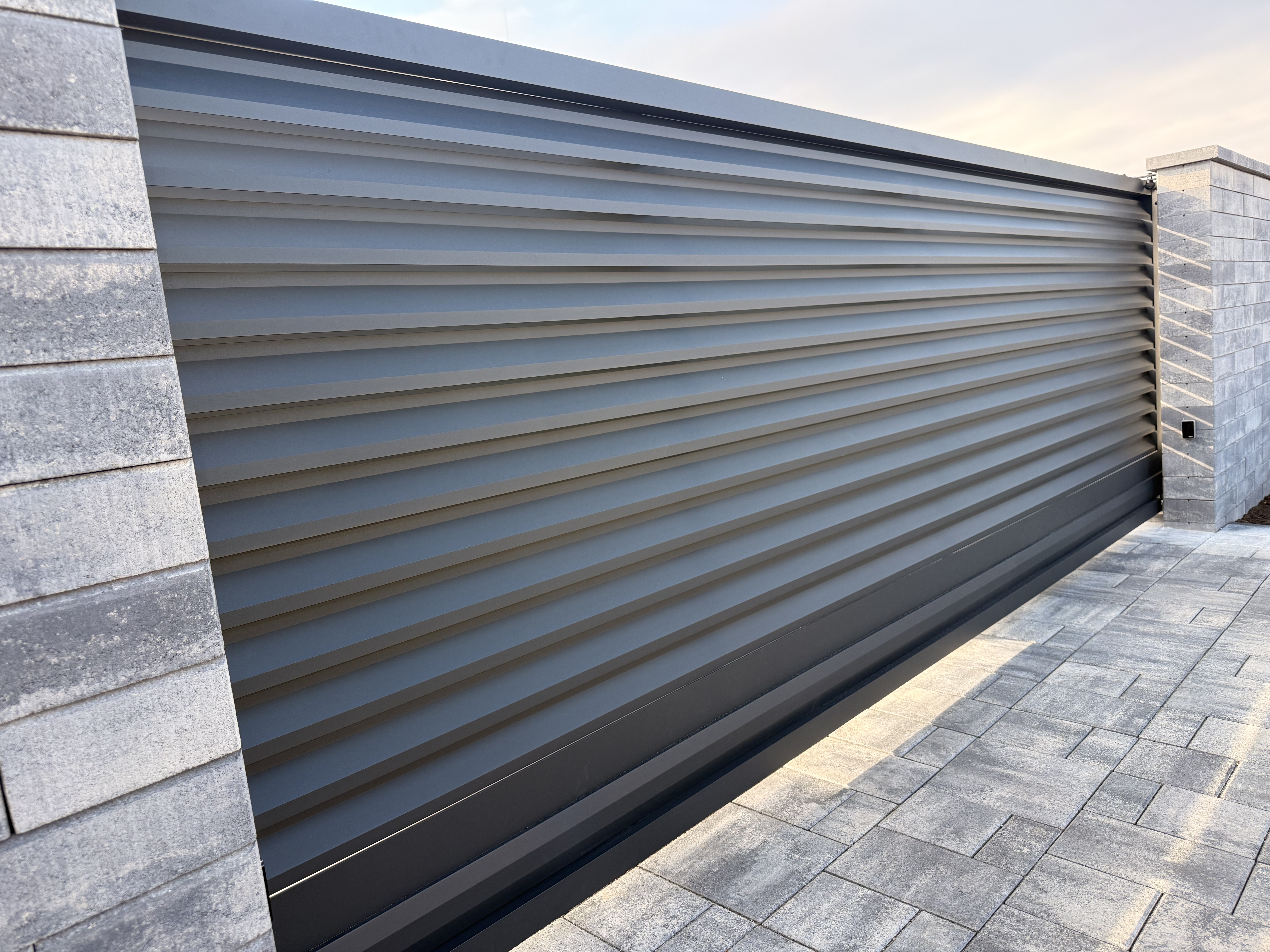 Hliníková,lamelová, samonosná brána s bráničkou v obci Cífer, okres Trnava  