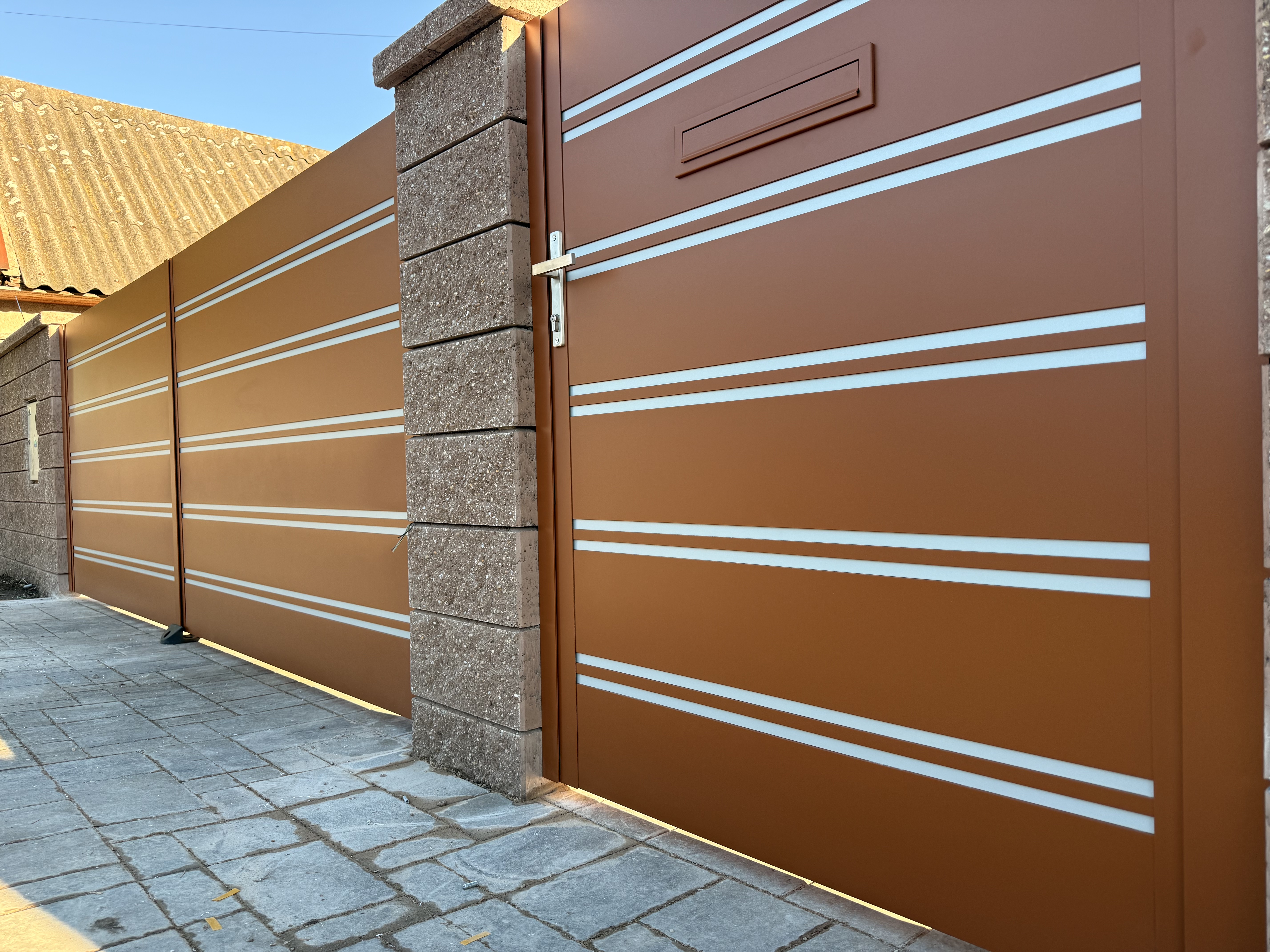 Hliníková, krídlová brána s bráničkou a hliníkovým oplotením v Hurbanove, okres Komárno