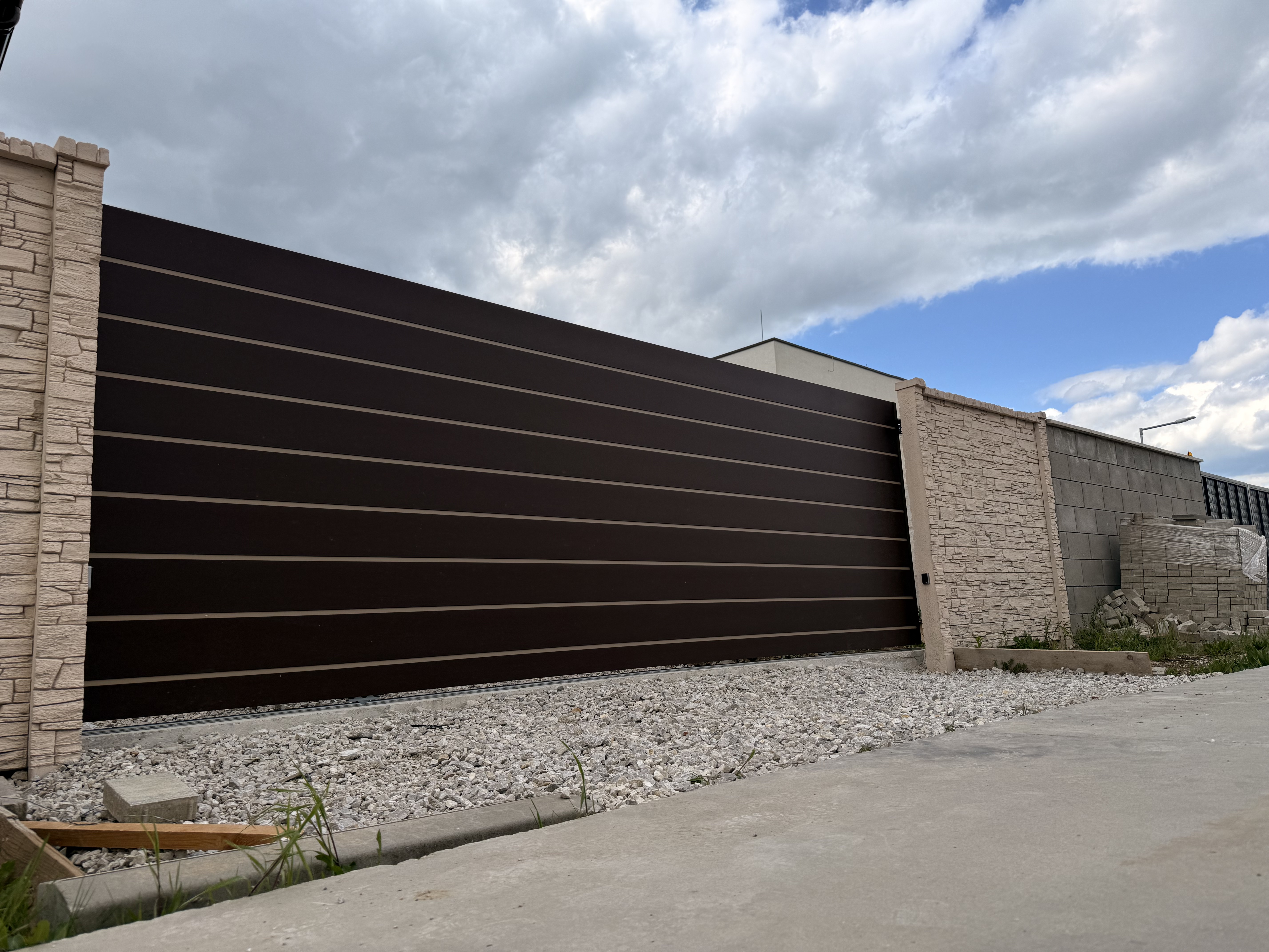 Hliníkové posuvné brány s bráničkou v Senci 