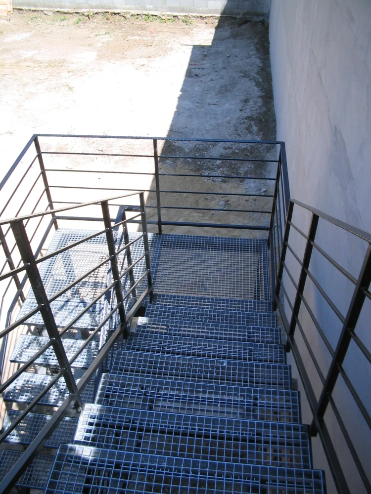 Kovový pozinkovaný rošt 250 mm x 1000 mm, nosná páska 30x2mm, oko 34x38mm